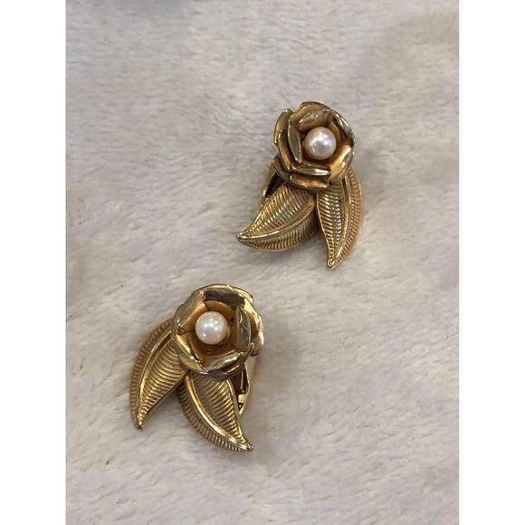 Vintage Goldtone and Pearl Floral Pin and Clip Earrings - Picture 3 of 4